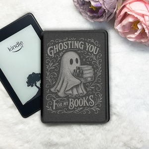 Ghosting You For My Books Kindle-skal och Kobo-fodral: Personligt e-läsarfodral med handrem, genomskinlig baksida, automatisk väckning/viloläge