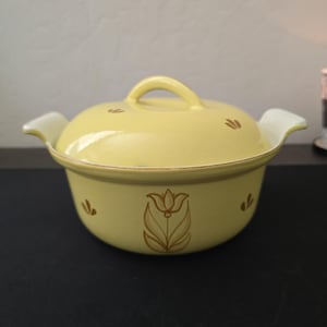 Faitout vintage jaune - Fabriqué en Hollande - Faitout floral tulipe en fonte émaillée - Batterie de cuisine avec couvercle du milieu du siècle