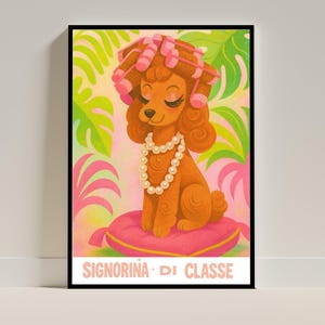 Puede incluir: Una impresión artística enmarcada que presenta un caniche de dibujos animados con pelaje marrón, usando rulos rosas y un collar de perlas. El caniche está sentado en un cojín rosa sobre un fondo de hojas tropicales. El texto "SIGNORINA DI CLASSE" está en la parte inferior.