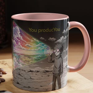 以下が含まれることがあります： ピンク色の内側とハンドルが付いたセラミックコーヒーマグ。マグカップには、虹とメガネをかけた人物が描かれた風景のカラフルなイラストが描かれています。「You producYou」というテキストがマグカップに印刷されています。