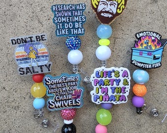 Porta credencial retráctil con cuentas, regalo para enfermeras y profesores.