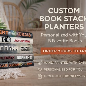 Pode incluir: Uma pilha de cinco floreiras em forma de livro, cada uma com um autor e título de livro diferente, encimada por uma suculenta verde. As floreiras são pintadas à mão e personalizadas. O texto na imagem diz "Custom Book Stack Planters" e "Order Yours Today."