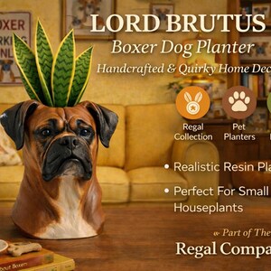 Puede incluir: Una maceta de perro Boxer marrón y blanco con plantas verdes y amarillas. La maceta está hecha a mano y forma parte de la colección Regal Companions. La maceta está hecha de resina y es perfecta para plantas de interior pequeñas.