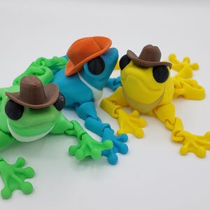 Articulated Frog – 3D Printed Posable Toy with Hat | Fun Fidget Animal | Custom Colour Frogs for Kids, Collectors and Desk Pets