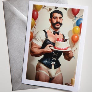 Biglietto di auguri di compleanno - YORGOS (Fantasia maschile hot - Biglietto di auguri gay - Omoerotico - LGBTQ)
