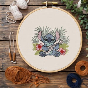 Naaien met borduurontwerp ukelele, Hawaiiaans borduurbestand, tropische bloemen en borduurbestand ukelele