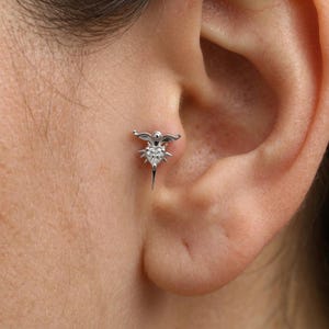 Piercing gótico de cartílago con alas de Sagrado Corazón y circonitas cúbicas, poste plano de titanio sin rosca de plata 925, piercing delicado para hélix, concha, tragus y lóbulo.