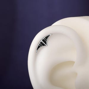 Puede incluir: Un juego de tres tazas de cerámica con un acabado mate moteado. Cada taza presenta un color diferente: azul claro, crema y gris. Las tazas tienen un diseño simple y moderno, para café o té.