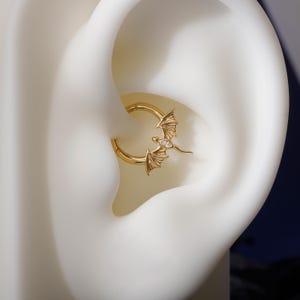 Pendiente de aro Daith con dragón volador de 16 g/Joyería Daith de plata esterlina/Diseño original para piercing de tabique nasal/Piercing para hélix/Joyería gótica de Halloween