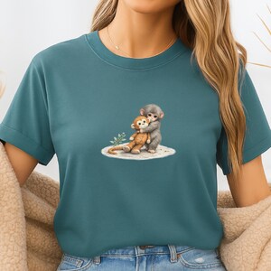 Monkey Punch Comfort Colors T-shirt, T-shirt met babyaapje dat een knuffel vasthoudt, cadeau voor dierenliefhebbers, virale meme van een verdrietig aapje, grafisch T-shirt voor mama en kind. Blue Spruce