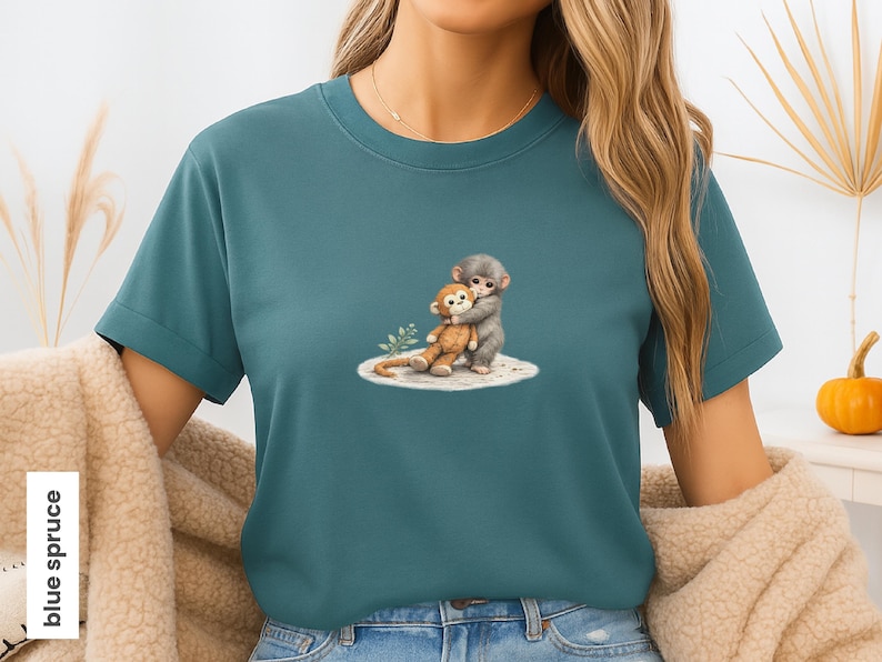 Monkey Punch Comfort Colors T-shirt, T-shirt met babyaapje dat een knuffel vasthoudt, cadeau voor dierenliefhebbers, virale meme van een verdrietig aapje, grafisch T-shirt voor mama en kind. Blue Spruce