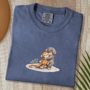 Monkey Punch Comfort Colors T-shirt, T-shirt met babyaapje dat een knuffel vasthoudt, cadeau voor dierenliefhebbers, virale meme van een verdrietig aapje, grafisch T-shirt voor mama en kind. Denim