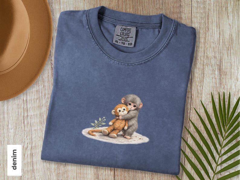 Monkey Punch Comfort Colors T-shirt, T-shirt met babyaapje dat een knuffel vasthoudt, cadeau voor dierenliefhebbers, virale meme van een verdrietig aapje, grafisch T-shirt voor mama en kind. Denim