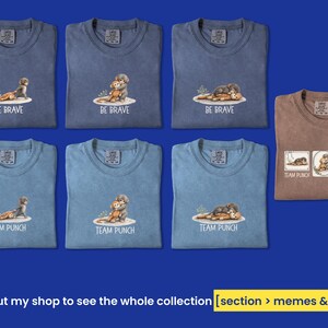 Monkey Punch Comfort Colors T-shirt, T-shirt met babyaapje dat een knuffel vasthoudt, cadeau voor dierenliefhebbers, virale meme van een verdrietig aapje, grafisch T-shirt voor mama en kind. afbeelding 8