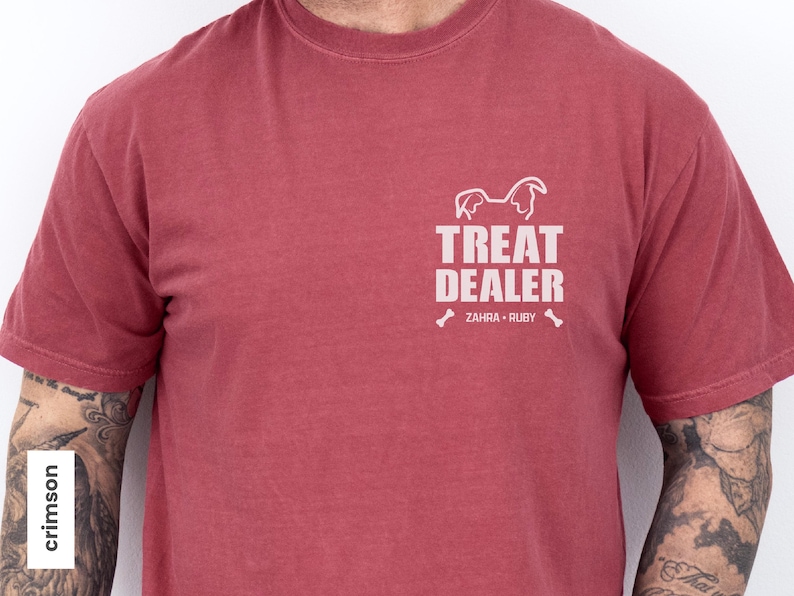 K&ouml;nnte beinhalten: Karmesinrotes T-Shirt mit dem wei&szlig;en Text "TREAT DEALER", einer Hunde-Silhouette und den Namen "ZAHRA &bull; RUBY". Das Shirt ist einfarbig und hat einen Rundhalsausschnitt.