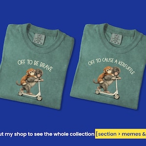 Monkey Punch Comfort Colors T-shirt, T-shirt met babyaapje dat een knuffel vasthoudt, cadeau voor dierenliefhebbers, virale meme van een verdrietig aapje, grafisch T-shirt voor mama en kind. afbeelding 9
