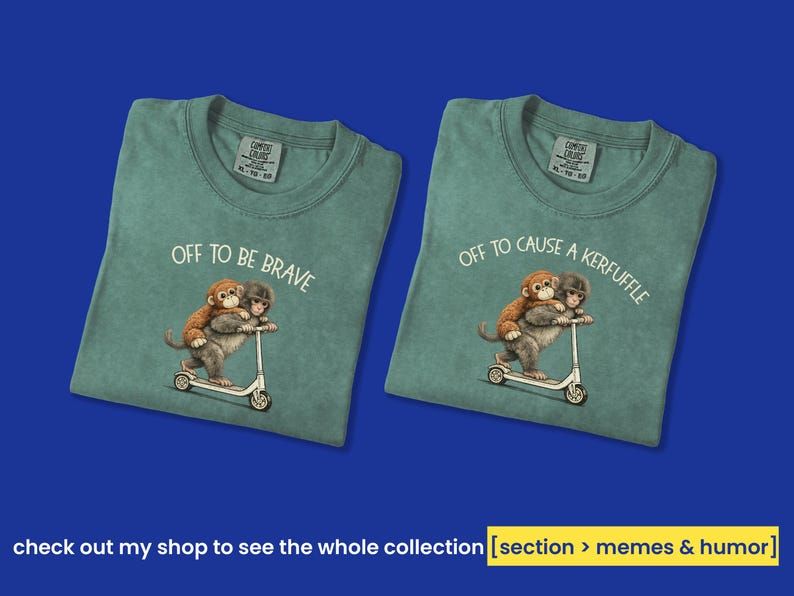 Monkey Punch Comfort Colors T-shirt, T-shirt met babyaapje dat een knuffel vasthoudt, cadeau voor dierenliefhebbers, virale meme van een verdrietig aapje, grafisch T-shirt voor mama en kind. afbeelding 9
