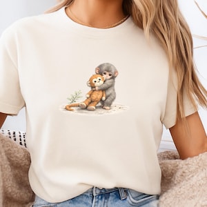 Monkey Punch Comfort Colors T-shirt, T-shirt met babyaapje dat een knuffel vasthoudt, cadeau voor dierenliefhebbers, virale meme van een verdrietig aapje, grafisch T-shirt voor mama en kind. Ivory