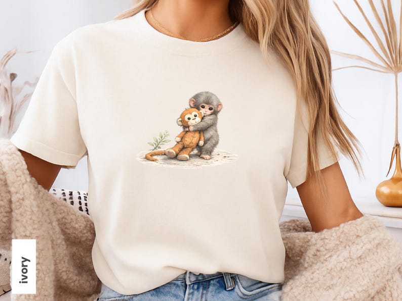 Monkey Punch Comfort Colors T-shirt, T-shirt met babyaapje dat een knuffel vasthoudt, cadeau voor dierenliefhebbers, virale meme van een verdrietig aapje, grafisch T-shirt voor mama en kind. Ivory
