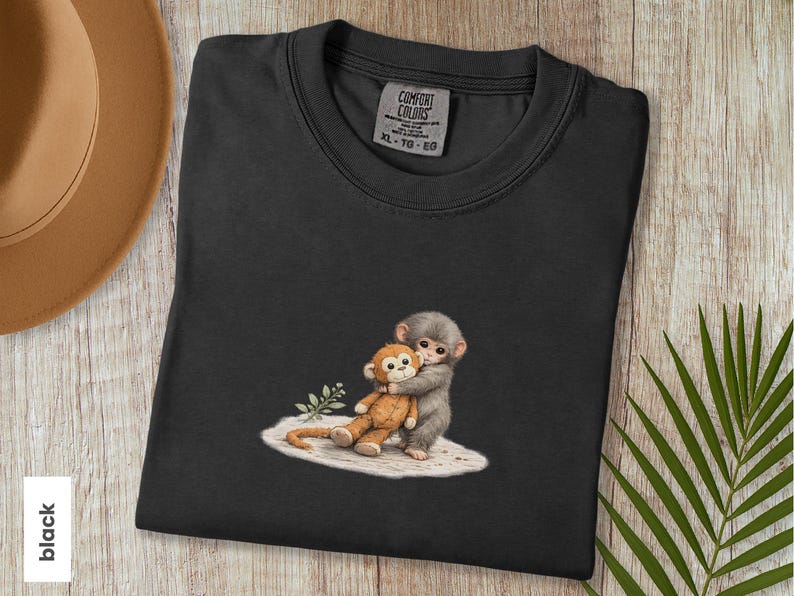 Monkey Punch Comfort Colors T-shirt, T-shirt met babyaapje dat een knuffel vasthoudt, cadeau voor dierenliefhebbers, virale meme van een verdrietig aapje, grafisch T-shirt voor mama en kind. Black