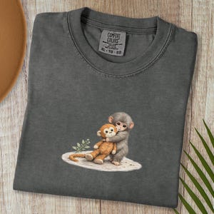 Monkey Punch Comfort Colors T-shirt, T-shirt met babyaapje dat een knuffel vasthoudt, cadeau voor dierenliefhebbers, virale meme van een verdrietig aapje, grafisch T-shirt voor mama en kind. Pepper