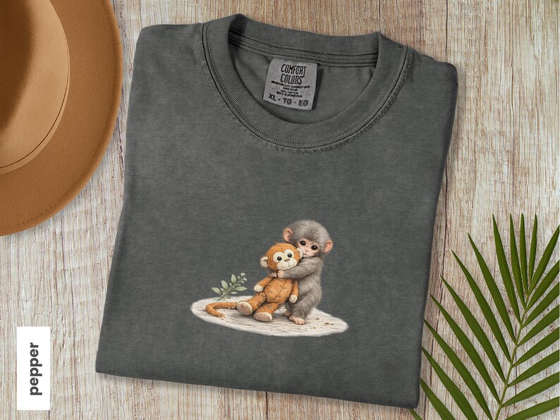 Monkey Punch Comfort Colors T-shirt, T-shirt met babyaapje dat een knuffel vasthoudt, cadeau voor dierenliefhebbers, virale meme van een verdrietig aapje, grafisch T-shirt voor mama en kind. Pepper