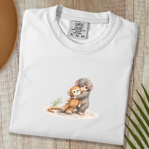 Monkey Punch Comfort Colors T-shirt, T-shirt met babyaapje dat een knuffel vasthoudt, cadeau voor dierenliefhebbers, virale meme van een verdrietig aapje, grafisch T-shirt voor mama en kind. White