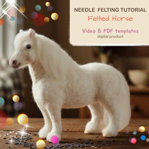 Op de afbeelding: Een witte vilten paardenfiguur met een pluizige manen en staart staat op een houten oppervlak. De tekst rechtsboven luidt "NEEDLE FELTING TUTORIAL Felted Horse". Daaronder staat "Video & PDF templates digital product".