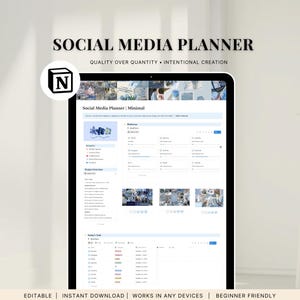 Puede incluir: Un planificador de redes sociales digital que se muestra en una tableta. La pantalla muestra un diseño detallado con secciones para plataformas, tareas y descripciones generales de proyectos. El planificador se titula "Social Media Planner".