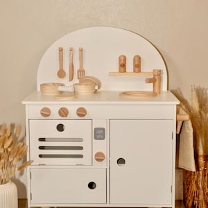 Biała drewniana kuchnia do zabawy: inspirowana metodą Montessori | Skandynawska kuchnia dla dzieci