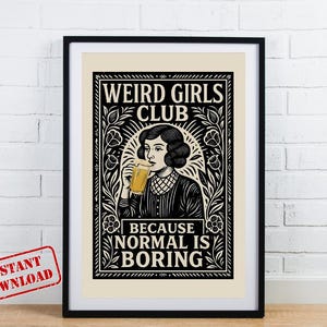 Könnte beinhalten: Schwarz-weiß-Illustration einer Frau, die ein Bier trinkt, mit dem Text "Weird Girls Club Because Normal Is Boring" in einem schwarzen Rahmen.