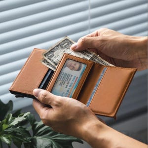 Cartera inteligente minimalista de cuero con cierre magnético