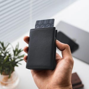 Cartera inteligente minimalista de cuero con cierre magnético