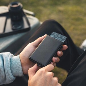 Luxuriöse Smart-Geldbörse mit Magnetverschluss und Pop-up-Kartenhalter