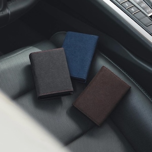 Cartera minimalista de lujo en Alcántara azul con tarjetero desplegable y garantía de por vida.