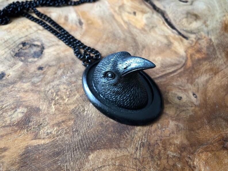 The messenger of death long necklace
