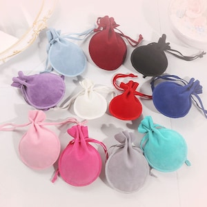 Puede incluir: Surtido de 12 pequeñas bolsas de cordón de diferentes colores, incluyendo rojo, azul, rosa, morado, gris y blanco. Las bolsas están hechas de tela suave y son perfectas para guardar objetos pequeños como joyas, regalos o favores.