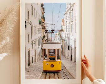 Väggkonst med spårvagn i Lissabon, resefotografi av Portugal, affisch med gul spårvagn och Alfama-gatan, utskrivbar heminredning med medelhavsmotiv