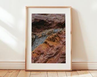 Texturerat stenabstrakt tryck – Jordnära kustväggkonst i skiffer- och terrakottatoner, modern fotografi för bohemisk eller minimalistisk inredning