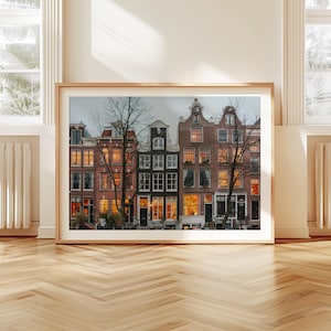 K&ouml;nnte beinhalten: Ein Foto einer Reihe von Backsteingeb&auml;uden mit beleuchteten Fenstern in der Abendd&auml;mmerung. Die Geb&auml;ude sind schmal und hoch, mit traditioneller niederl&auml;ndischer Architektur. Die Fenster leuchten in warmem Licht und schaffen eine gem&uuml;tliche und einladende Atmosph&auml;re.