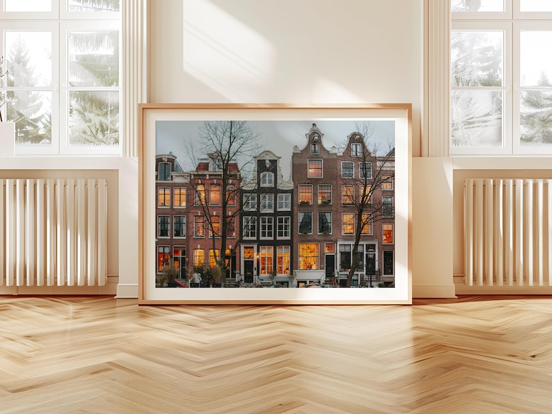 K&ouml;nnte beinhalten: Ein Foto einer Reihe von Backsteingeb&auml;uden mit beleuchteten Fenstern in der Abendd&auml;mmerung. Die Geb&auml;ude sind schmal und hoch, mit traditioneller niederl&auml;ndischer Architektur. Die Fenster leuchten in warmem Licht und schaffen eine gem&uuml;tliche und einladende Atmosph&auml;re.