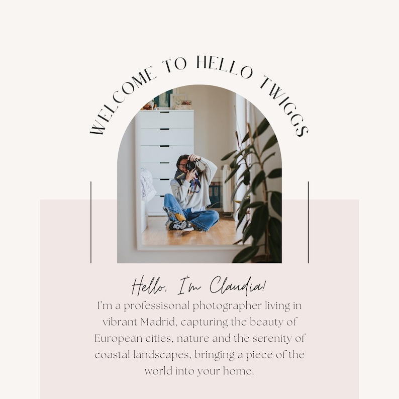 K&ouml;nnte beinhalten: Werbebild mit dem Text "WELCOME TO HELLO TWIGGS". Das Bild zeigt eine Person, die vor einem Spiegel fotografiert. Der Text "Hello. I'm Claudia!" ist enthalten, zusammen mit einer Beschreibung der Arbeit des Fotografen.