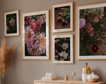 Blommigt utskrivbart väggkonstset, stämningsfullt botaniskt galleri, rosa korallblommor, mörk estetisk sovrumsdekor, digitala konsttryck