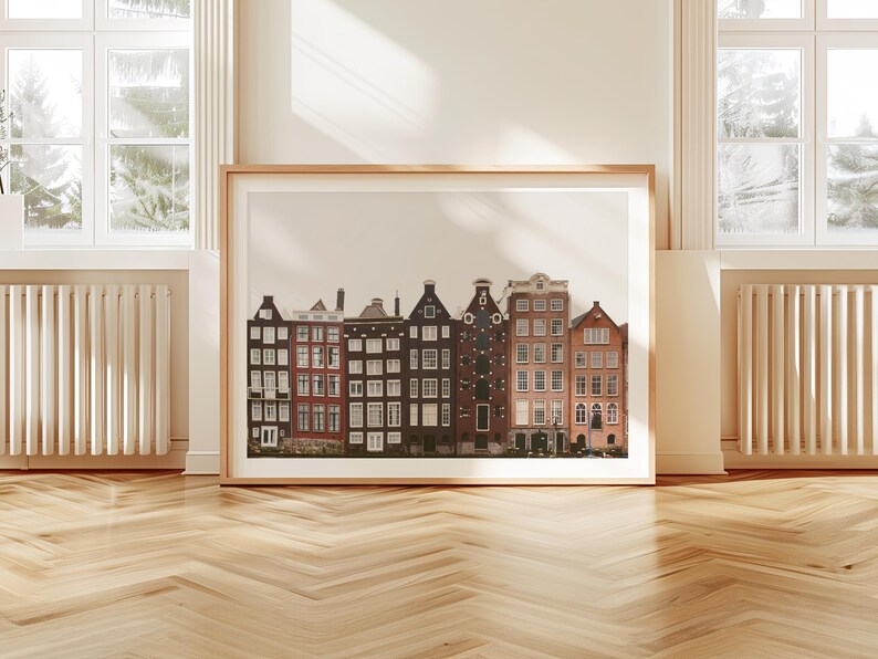 Puede incluir: Una impresi&oacute;n de arte mural horizontal enmarcada que muestra una hilera de casas de canal estrechas de varios pisos en tonos marr&oacute;n oscuro, rojo y naranja. La arquitectura presenta techos a dos aguas tradicionales y numerosas ventanas.