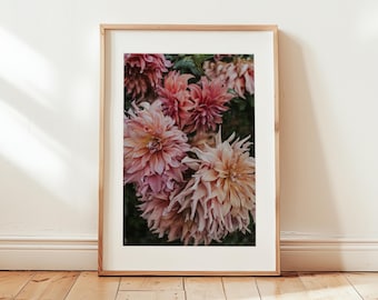 Stämningsfull Dahlia utskrivbar väggkonst, Blush & Coral Flower Photo, Romantisk blommig sovrumsdekoration, Mörk botanisk väggkonst