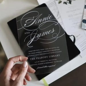 Gedrukt, geleverd Gepersonaliseerde doorzichtige doorschijnende huwelijksuitnodiging Bewaar deze datum Aangepaste naam Vintage elegante kaart voor vrijgezellenfeest Chique uitnodiging
