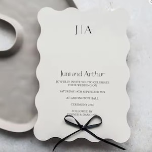 Huwelijksuitnodiging met geschulpte rand Golfuitnodiging gebogen ontwerp Bewaar deze datum Menu Betrokkenheid Gepersonaliseerd en gedrukt, geen digitaal bestand