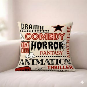 Könnte beinhalten: Ein quadratisches, cremefarbenes Kissen mit den Wörtern "DRAMA", "COMEDY", "HORROR", "SCIENCE FICTION", "FANTASY", "ADVENTURE", "ANIMATION", "THRILLER" und "ROMANCE" in schwarzer und roter Schrift. Ein schwarzer Stern befindet sich in der oberen rechten Ecke.