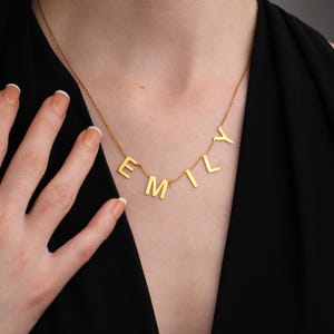 Colar delicado com letras e nomes, colar com iniciais banhadas a ouro, pingente com letras de família, joia com nome personalizado, colar com iniciais de família para presente