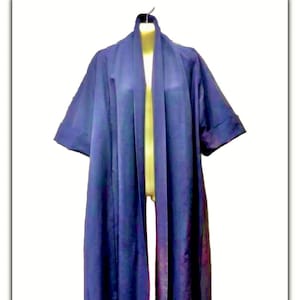 Può includere: Una lunga veste blu scuro con apertura frontale, maniche corte e collo a scialle.